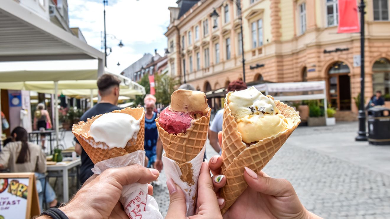 Cât costă o înghețată în centrul Sibiului? / Experiment „Turnul Sfatului” după ce actrița Paula Chirilă s-a plâns de prețurile exorbitante: „Beam o cafea, mâncam o înghețată la Roma și mă întorceam cu banii ăștia”
