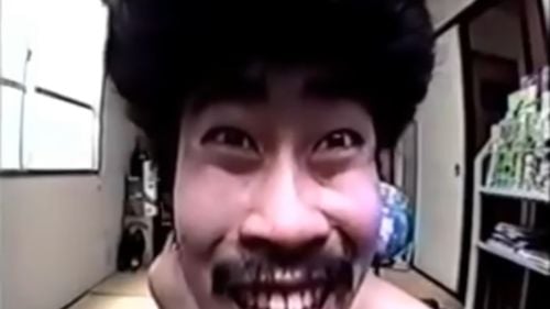 Nud, izolat și hrănit cu mâncare pentru câini timp de aproape 15 luni - totul pentru o emisiune TV care a captivat o națiune/ Povestea actorului japonez Nasubi, expusă într-un nou documentar