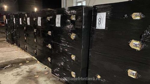 VIDEO Polițiștii au găsit țigări de contrabandă de peste 1,5 milioane de euro într-un autocamion care transporta produse de igienă şi care urma să intre în România