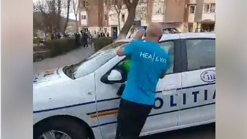 VIDEO Incidente violente între polițiști și localnicii din Hunedoara. Oamenii au lovit mașinile polițiștilor după ce aceștia au vrut să rețină un bărbat fără declarație, recalcitrant și sub influența alcoolului