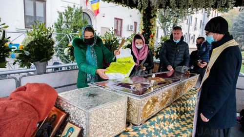 Iaşi: Peste 18.000 persoane s-au închinat până acum la racla cu moaştele Sf. Parascheva