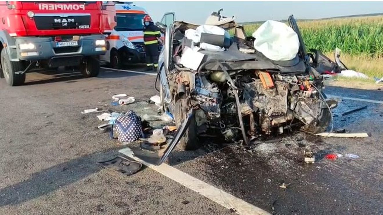 UPDATE Trei persoane au murit, printre care și un minor, în accidentul din Olt/ Un autoturism, spulberat de un TIR