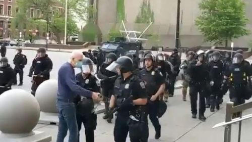 SUA: Au fost arestați alți doi polițiști care au împins un bărbat de 75 de ani, în timpul unui protest