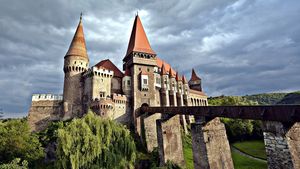 Hunedoara: Cavalerul care îl reprezintă pe Iancu de Hunedoara, reamplasat pe Turnul Buzdugan de la Castelul Corvinilor