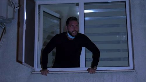 VIDEO Un tânăr din Constanța, mesaj disperat de la geam către protestatari: A murit tata acum două zile de Covid și voi protestați? Să vă fie rușine/ Protestatarii au răspuns cu huiduieli