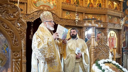 Arhiepiscopia Argeşului şi Muscelului îl corectează pe IPS Calinic: Nu s-a transmis niciun ordin prin care să fie interzisă afundarea de trei ori a copilului în apa sfinţită din cristelniţă în numele Sfintei Treimi: Tatăl, Fiul şi Duhul Sfânt. Dimpotrivă