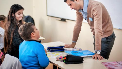 Doi profesori și o lecție despre valori: de la bucuria de a-i învăța pe copii, la neputința la catedră