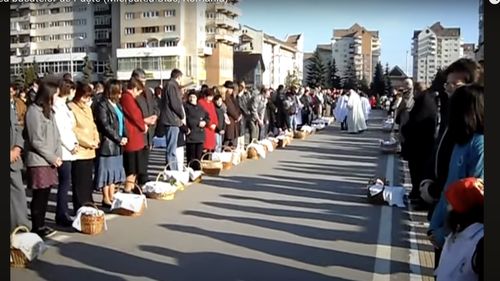 Tradiţionalul ceremonial de sfinţire a bucatelor de Paştele Catolic, în centrul municipiului Miercurea-Ciuc