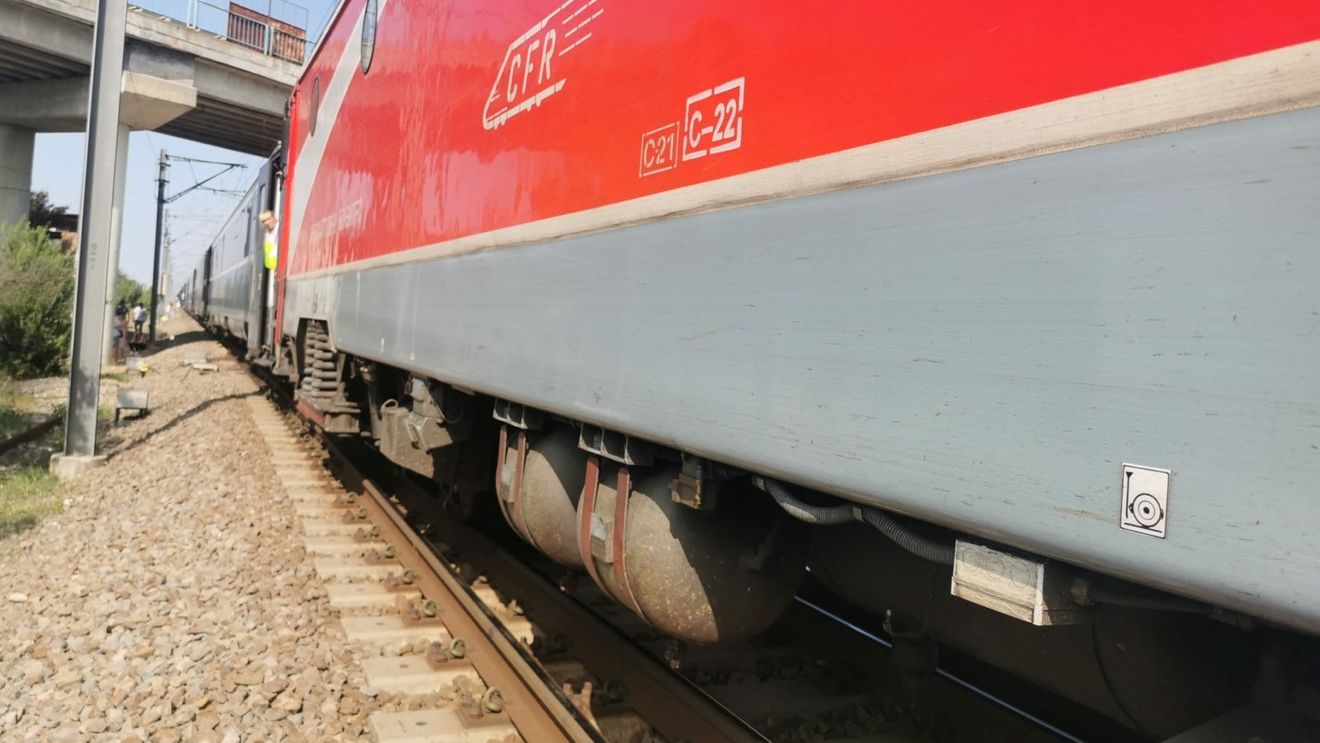 Un tren CFR de pe ruta București-Craiova s-a stricat în câmp. Călătorii au mers pe jos, pe calea ferată, aproape 1 km, cu bagaje după ei