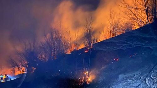 Un incendiu de pădure a izbucnit în pădurea din zona Slănic Moldova/ Pompierii intervin cu mai multe autospeciale, dar zona este greu accesibilă