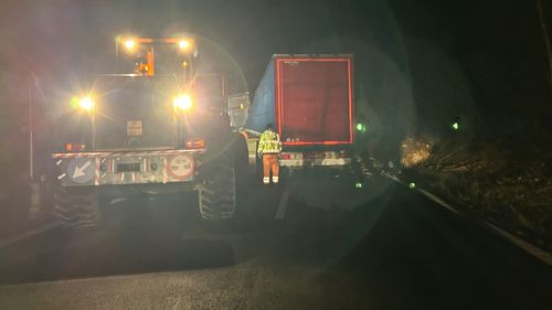 A fost reluat traficul pe Valea Oltului, în zona unde au căzut pietre de pe versanţi