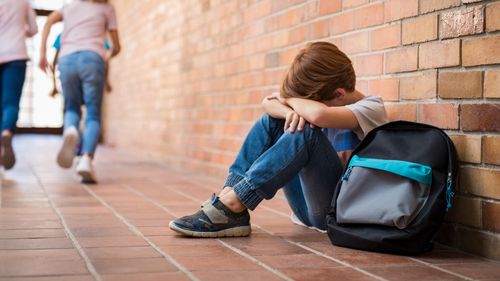 Ministrul Educației a solicitat o analiză a modului în care au reacţionat autorităţile în urma unui caz de violenţă la Liceul Teoretic „Nicolae Bălcescu” din Cluj Napoca / Un elev a fost bătut de colegi și a rămas fără un deget, după ce agresorii i l-au prins în uşa unui dulap