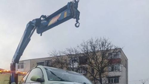 O mașină implicată într-un accident în județul Bacău, prădată de hoți / ”Să te bucuri la un om care putea să moară, să furi roțile la mașină. Ofer 500 euro pentru cele 3 roți”