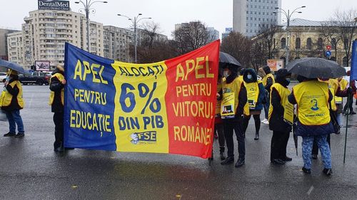 Sindicatele din Educație au ieșit în stradă: Se aștepta o majorare de 16% a salariilor de bază/ Profesorii le-au urmat angajaților CFR și polițiștilor/ Garda de Mediu amenință la rândul ei cu grevă