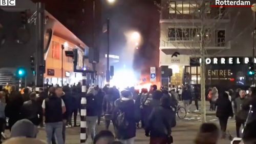 VDEO Olanda: Proteste violente față de noile restricții pentru combaterea pandemei. Mai multe persoane au fost grav rănite