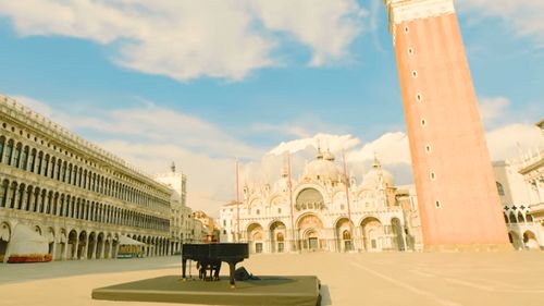 VIDEO Zucchero a cântat în Piaţa San Marco din Veneţia, complet pustie, pentru a promova iubirea