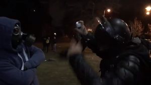 VIDEO Parodia zilei de la miting: Un ”jandarm” face proba măștii de gaze purtate de un protestatar