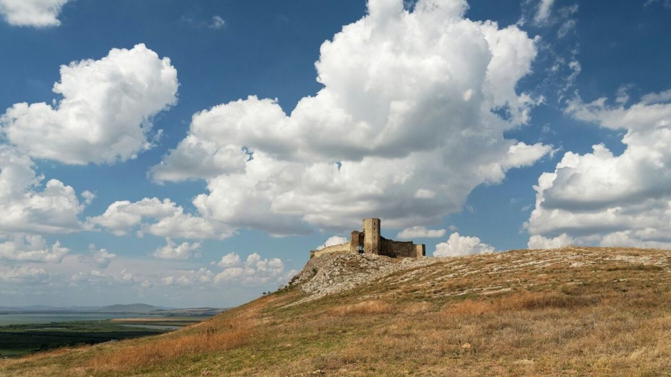 Vrei să petreci în natură a doua zi de Paște, în loc să stai din nou la masă? Te așteaptă o excursie de-o zi la Cetatea Enisala și o drumeție pe Dealul Bujorului, în județul Tulcea/ Cât te costă