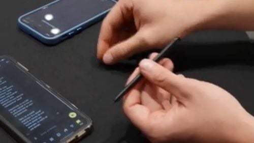 Trei adolescenți brașoveni au inventat un creion inteligent care vibrează când scrii incorect gramatical / ”Ne-am obişnuit cu autocorectul de pe telefon, lumea nu prea mai scrie pe foaie”