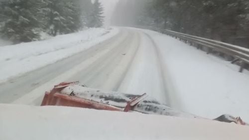 Trafic îngreunat pe Valea Oltului: au căzut copaci / Între Tălmaciu și Boita, un tir este oprit pe banda 1