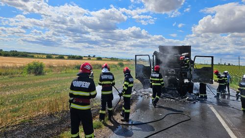 Trafic blocat pe DN 23,  între localitatea Muchea şi municipiul Brăila, după ce un camion a luat foc