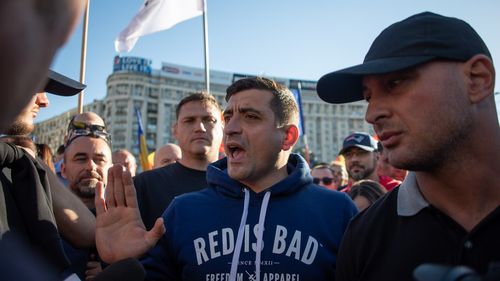 George Simion anunță proteste în fiecare județ, la câteva ore după ce partidul extremist AUR a strâns doar 4000 de oameni la manifestația din București/ Protestul a fost mediatizat intens, inclusiv printr-un anunț plătit pe Facebook cu target de 1 milion de persoane