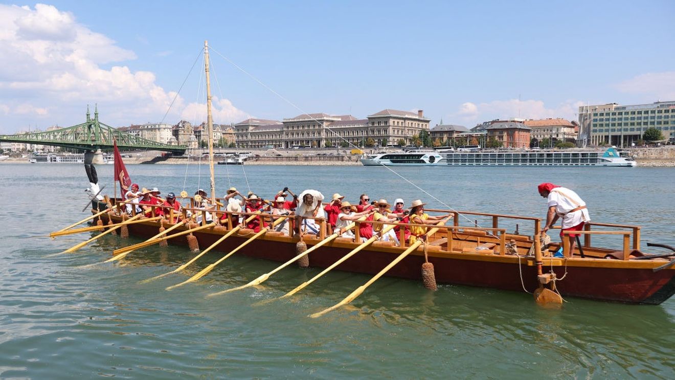 O replică a unei nave romane navighează pe Dunăre în Ungaria / Echipajul este format din voluntari, îmbrăcați în tunici romane