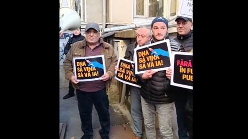 Protest organizat de AUR la sediul USR: „DNA să vină să vă ia” / „Nu vrem să fim conduși de hoți” / „Afară, afară cu hoții din țară” / „PNL și USR aceeași mizerie”