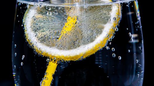 Este apa tonică, folosită în multe cocktail-uri, o băutură sigură? Ce este chinina, efectele sale secundare și posibilele beneficii