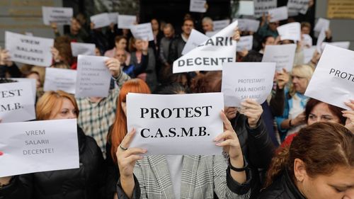 Protest al angajaţilor caselor judeţene de sănătate, joi, în București / Angajații caselor protestează de o săptămână în toată țara. Ei cer majorarea salariilor