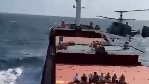 Un oficial al companiei care deține cargoul Sukru Okan povestește cum a decurs percheziția, după ce rușii au tras focuri de avertisment în Marea Neagră pentru a opri nava