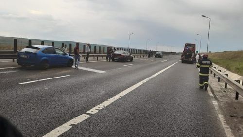 Trei mașini dintr-un convoi de tranzit cu persoane din zona roșie COVID, implicate într-un accident pe A1 Sebeș-Sibiu