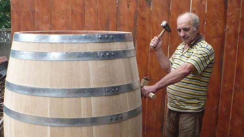 REPORTAJ Ultimul dogar al Covasnei, în ale cărui butoaie se înnobilează pălinca