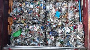 Arad: Peste 25 de tone de deşeuri din PET-uri şi textile, oprite la graniţa cu Ungaria