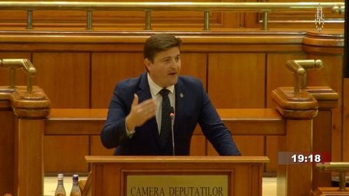 Deputatul Dimitriu, USR: Interlopii au în Parlament susţinători înfocaţi. Simion, un țepar ticălos, de marketing mă refer / Liderul AUR, George Simion: Domnul de la USR să se uite la ministrul lui de Finanțe