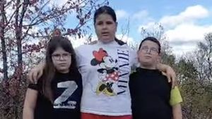 Copiii din Hunedoara dați dispăruți au fost aduși în țară, din Serbia, împreună cu tatăl lor