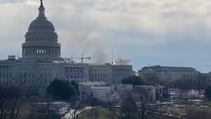 VIDEO Alertă de securitate în apropiere de Capitoliu/ S-a produs un incendiu la o tabără a unor persoane fără adăpost din apropiere