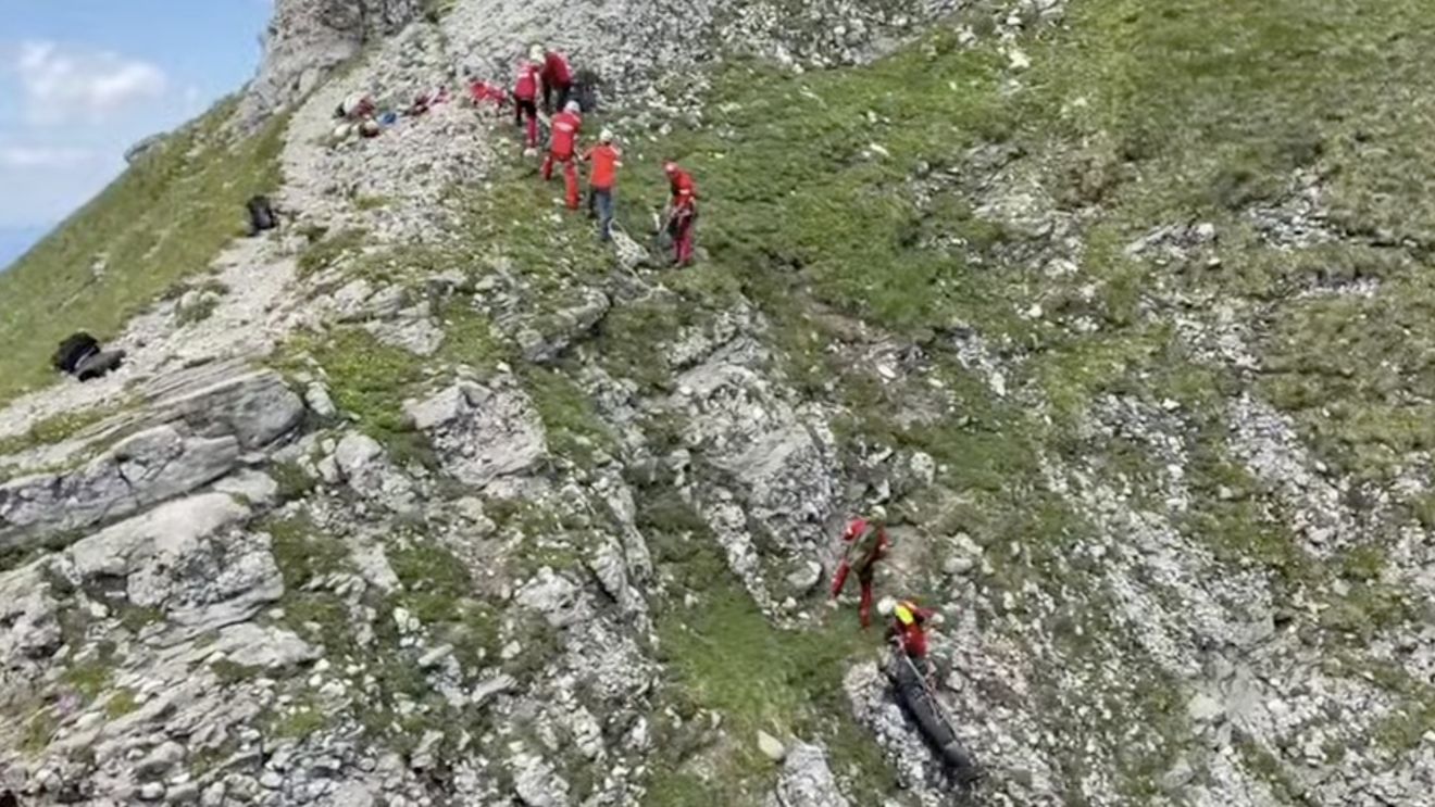 VIDEO Prahova: Acţiune de recuperare a trupului turistului străin lovit de trăsnet în timp ce se afla pe munte