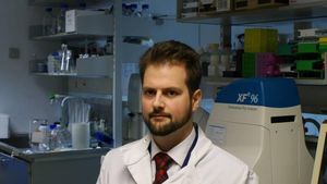 INTERVIU Ștefan Dascălu, imunolog la Universitatea Oxford: Succesul vaccinării în masă din Marea Britanie și Israel se va vedea când relaxarea începe în forță / Ponderea de infecții severe la numărul zilnic de infecții va fi mai mică