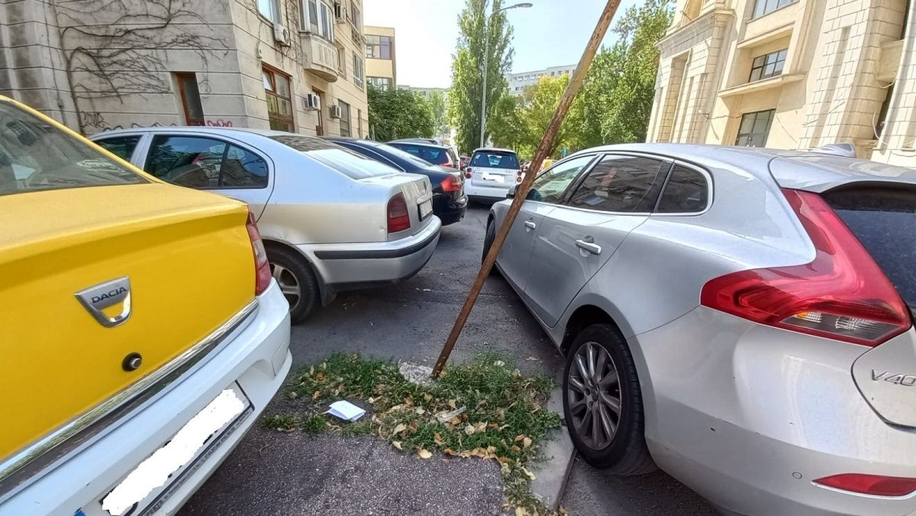 Ciucu spune că aşteaptă „ca pe Moş Crăciun” legea care permite ridicarea maşinilor parcate pe trotuare / Proiectul a fost depus de liderul USR Cătălin Drulă