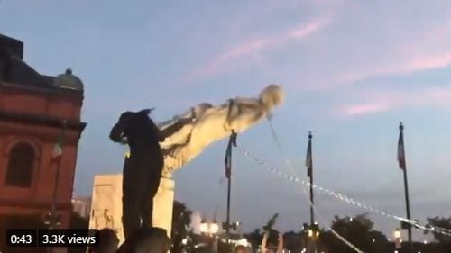 Un grup de protestatari a dărâmat statuia lui Columb după ce Trump a spus că va proteja modul de viață deschis de acesta/ Columb a deschis calea colonizării europene a celor două Americi