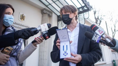 Actorul Marius Manole a înapoiat decoraţia primită de la preşedintele Iohannis: „Mie mi-a anulat domnul Iohannis toate zilele în care am stat în piață, în care am luptat pentru legile justiției”
