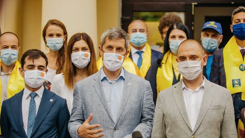 Barna: ”Suntem singurii (...) fără ghiulele atârnate de trecut, fără dulapuri întregi cu schelete” / Avertisment pentru ”prieteni și oponenți”: ”Nu vă jucaţi cu USR PLUS, suntem aici să rămânem”