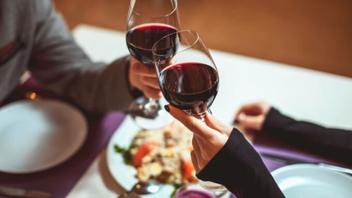 Un pahar de vin pe zi este prea mult. Medicii trag un semnal de alarmă privind consumul de alcool