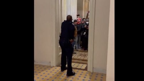 VIDEO Momentul în care susținătorii lui Trump intră în Capitoliu / Reacția polițistului