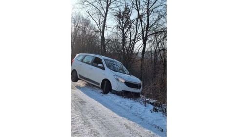 Pompierii hunedoreni au salvat un şofer aflat într-un autoturism ce risca să alunece într-o prăpastie / Șoferul a anunțat la 112 că nu poate ieși din mașină de teamă să nu o dezechilibreze și să cadă