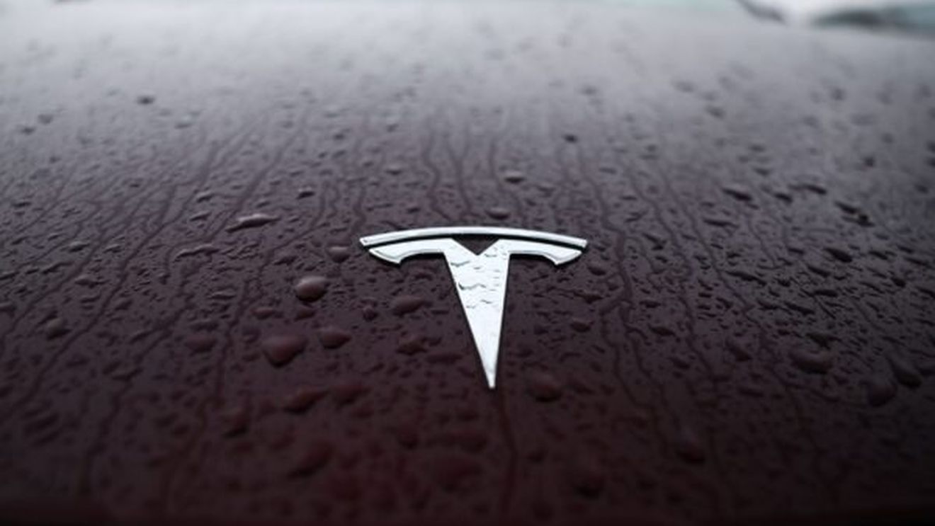 Polonia interzice accesul mașinilor chinezești și Tesla în bazele militare