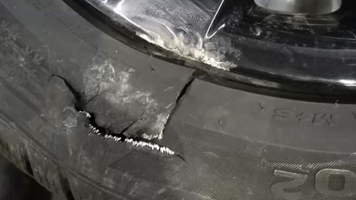 A apărut prima problemă pe Centura Bacăului, inaugurată în plină campanie de Iohannis și Orban. Cinci șoferi și-au schimbat anvelopele din cauza unei gropi din autostrada dată în folosință în plină campanie, înainte de termen