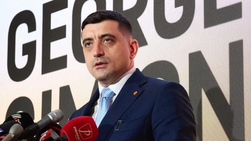 Stilul vestimentar al lui George Simion: Între cojoc și costum, un fashion statement naționalist care refuză croitorul