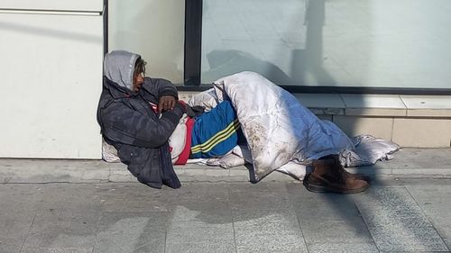 Oamenii fără adăpost din Lugoj refuză cazarea în centrul deschis de primăre, în ciuda temperaturilor scăzute / Nu au voie cu alcool și animale de companie / „Nu pot fi aduși împotriva voinței lor”